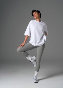 Базовая футболка свободного силуэта белая EW