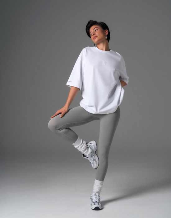 Базовая футболка свободного силуэта белая EW